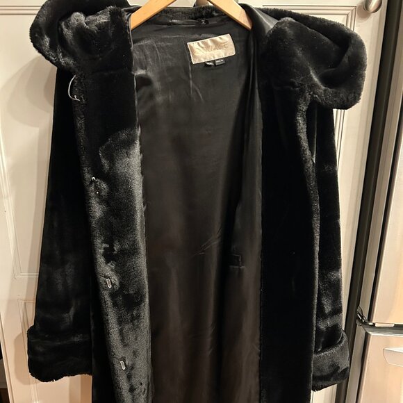 NUAGE BRAND-ELEGANT, FAUX SHEARED BEAVER, HOODED COAT. - Picture 5 of 5